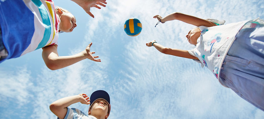 Besonders viel Spaß macht das Ballspiel in einer großen Runde! Kinderspiele - Kirschen gegessen