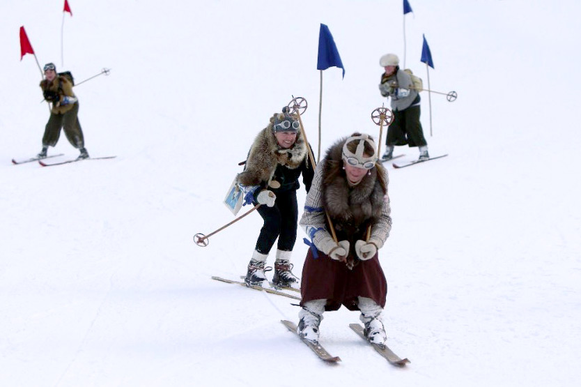 Nicht nur die Skibretter sind würdevoll gealtert, sondern auch die Bekleidung … Veranstaltungstipps Februar: Teilnehmerinnen des Nostalgie-Skirennens in Röcken und mit Pelzstola