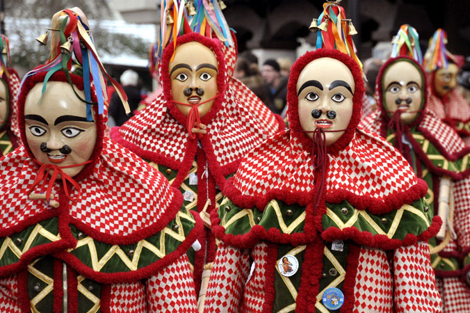 Seit mehr als 200 Jahren gehören die Fosanegl zum Fasching in Kinding Veranstaltungstipps Februar: Faschingsumzug mit traditionellen Masken
