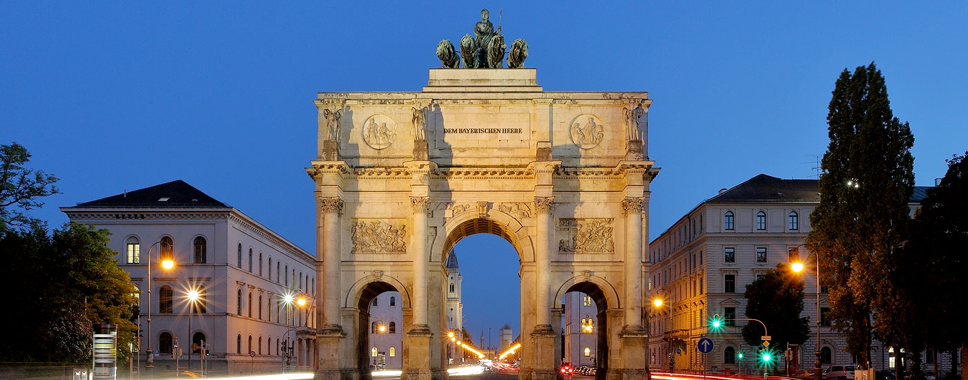 Die Nacht senkt sich auf die Münchener Ludwigstraße, eine der großen Prachtstraßen der Stadt Tipps für München: Ludwigstraße bei Einbruch der Dunkelheit