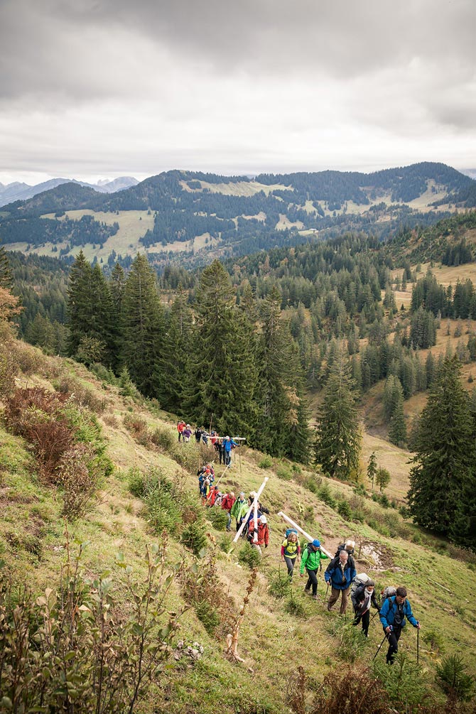 Gipfelkreuz – Die Wandergruppe steigt auf den Tennenmooskopf