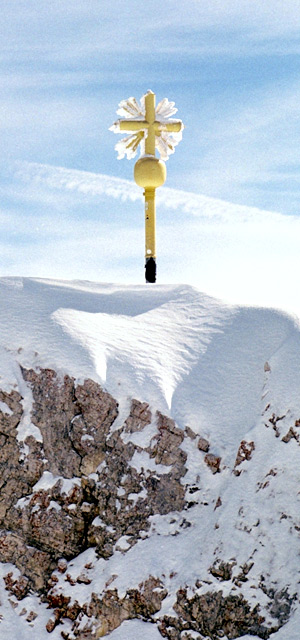 Gipfelkreuz im Schnee