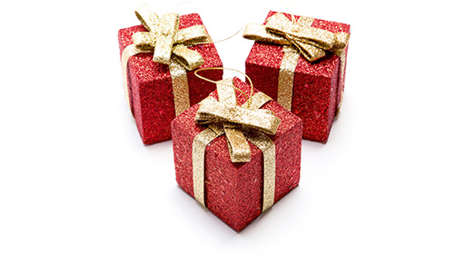 Auf dem Adventskranz stehen drei kleine Geschenkpäckchen für die Gaben der Weisen aus dem Morgenland Drei kleine Geschenkpäckchen
