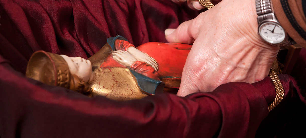 Frauentragen – Die Muttergottes wird in den Korb gelegt, für den Weg ins nächste Zuhause Frauentragen – Statue der Muttergottes