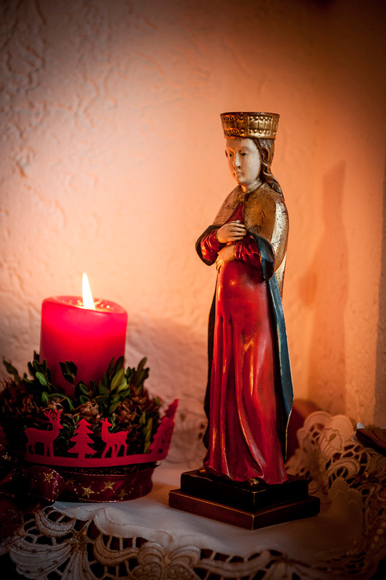 Die Muttergottes auf ihrem Ehrenplatz Muttergottes in der Nische