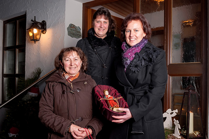 Angela Unterburger und ihre Bekannten gewähren der Muttergottes eine Herberge Angela Unterburger und ihre Bekannten mit der Statue Muttergottes