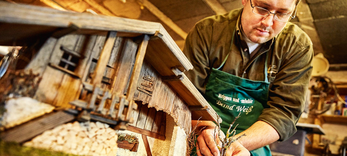 Krippenbauer Bernd Weiß legt letzte Hand an sein Werk Krippenbauer Bernd Weiß