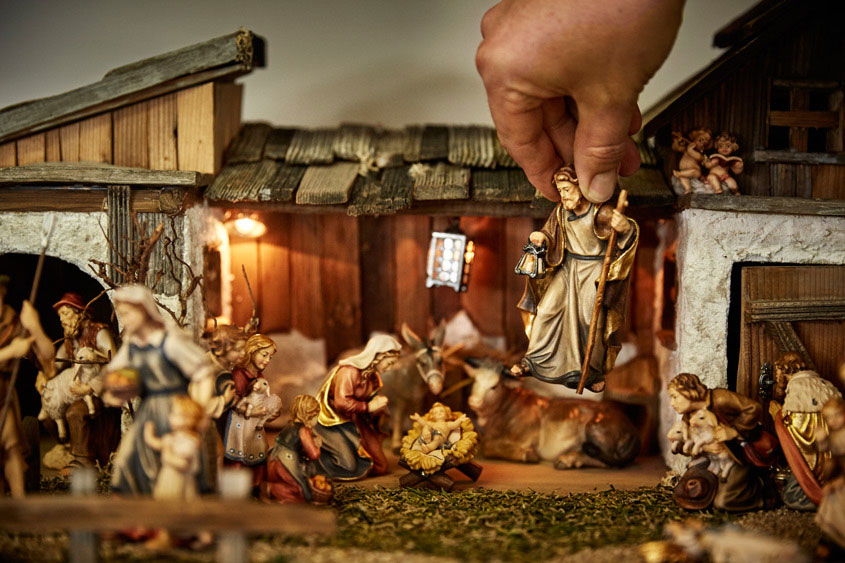 Kommt ein Josef geflogen: Der Krippenbauer arrangiert die Figuren Krippenbauer setzt Josef in die Szene ein