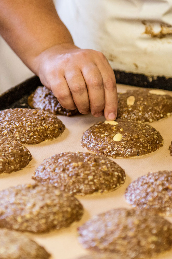 Die Mandeln kommen vor dem Backen drauf, Glasur käme danach