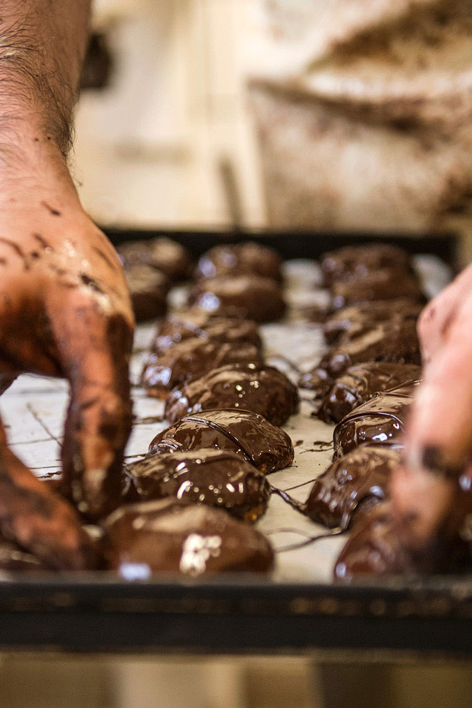 Die Schokoglasur – bis zu 30 Gramm auf jedem Lebkuchen