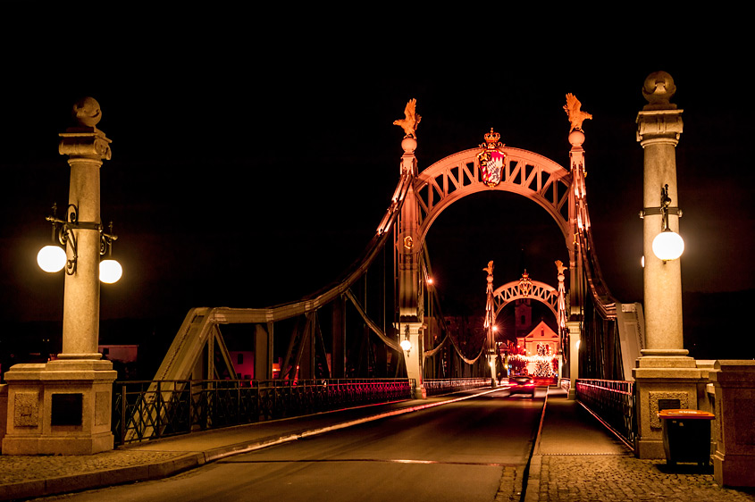 Die Brücke zwischen Oberndorf und Laufen