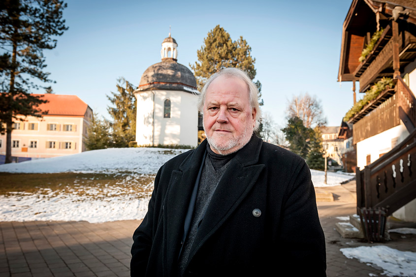 Josef A. Standl vor einer Kirche