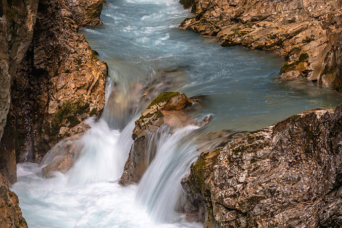 Wasser fließt in der Leutaschklamm über Steine