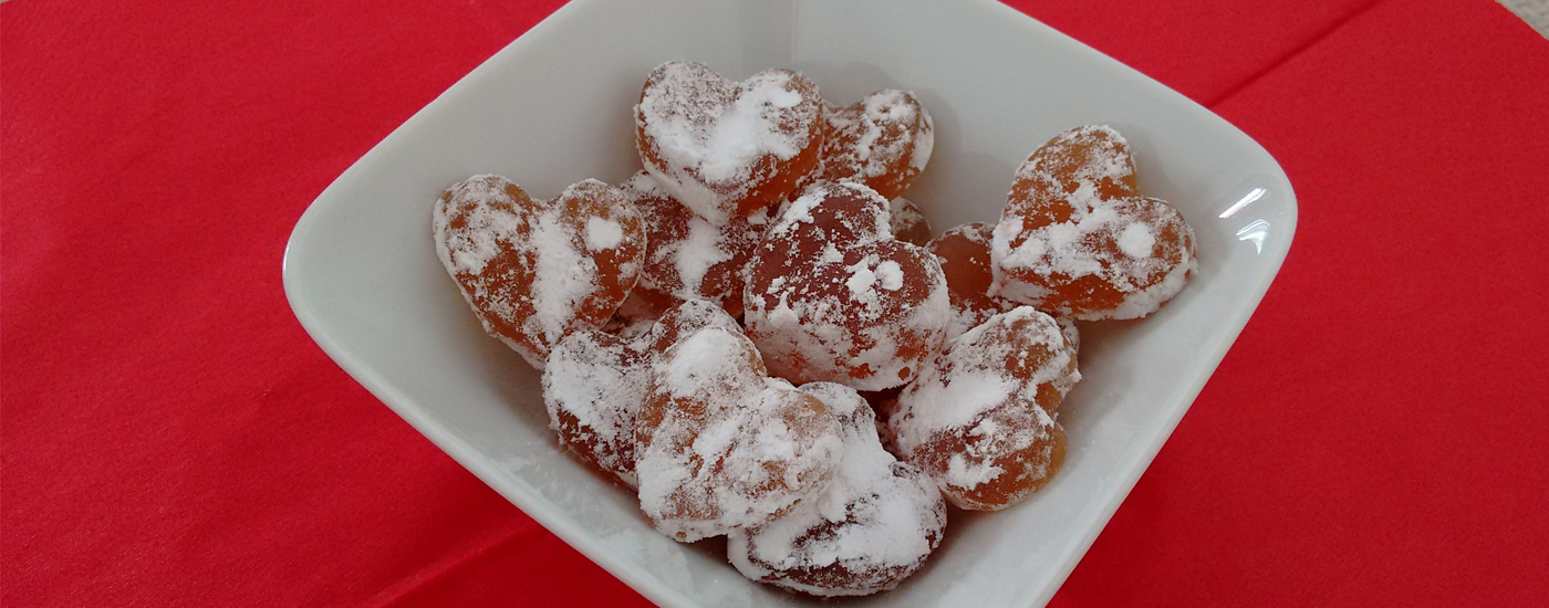 Hustenbonbons selber machen aus Salbei, Ingwer, Honig und Zitrone Hustenbonbons selber machen: Fertige Bonbons in einer Schale