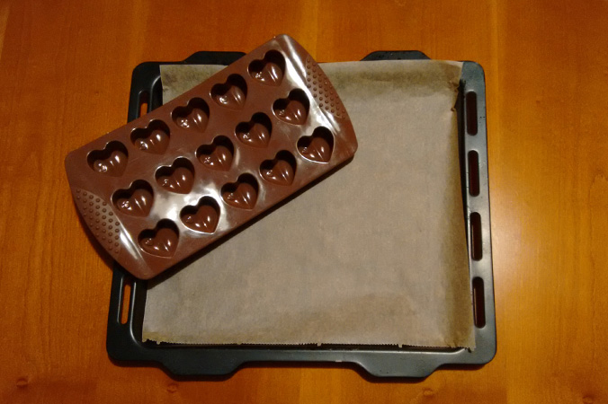 Backblech oder Förmchen vorbereiten Hustenbonbons selber machen: Backblech und Förmchen