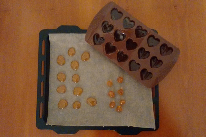 Verteilen Sie die Masse auf dem Backblech oder füllen Sie sie in Förmchen Hustenbonbons selber machen: Hustenbonbons formen