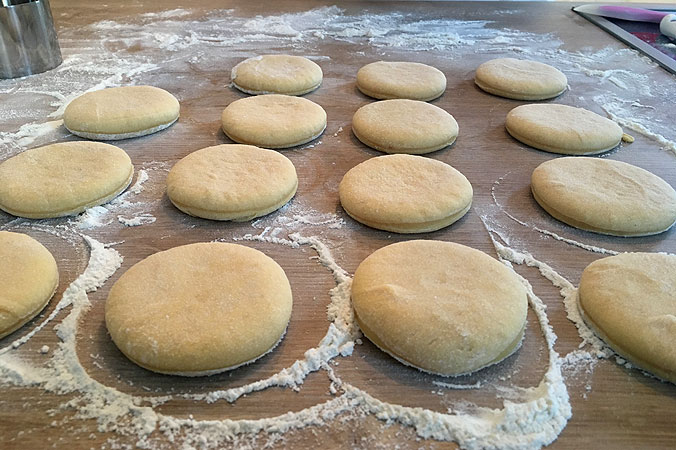 Krapfen selber machen: Kreise ausstechen oder Kugeln schleifen