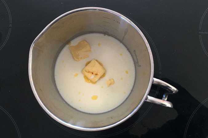 Krapfen selber machen: Butter und Hefe in warmer Milch zerlassen