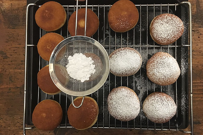 Krapfen selber backen: Jetzt noch Puderzucker drüber – fertig!