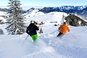 Skigebiete in Deutschland Skifahrer fahren die Piste herunter