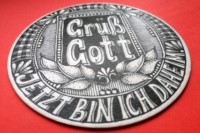Ein getangleter Grüß-Gott-Bierdeckel von Manuela Seidl Tanglen - Grüß Gott Bierdeckel