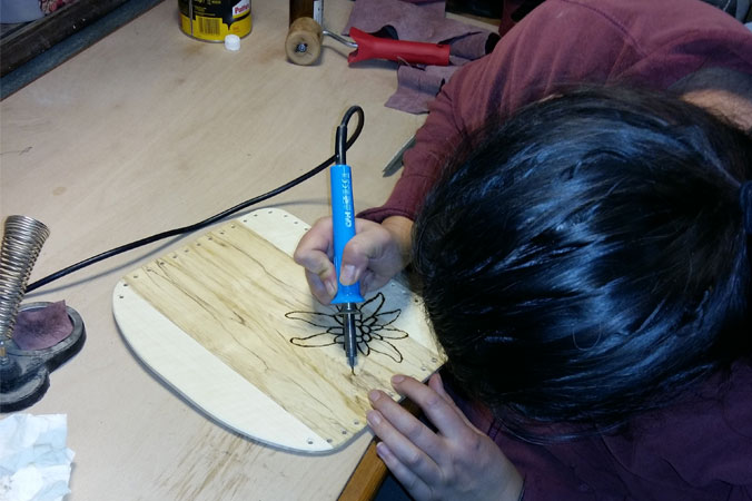 Beata Hackl brennt Muster ein Handtaschen aus Holz: Frau brennt Muster ein