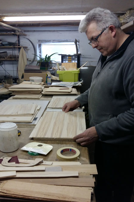 Gerhard Hackl leimt das Holz Handtaschen aus Holz: Gerhard Hackl beim Leimen