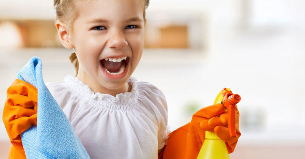 Kind Frühjahrsputz 1200x627px