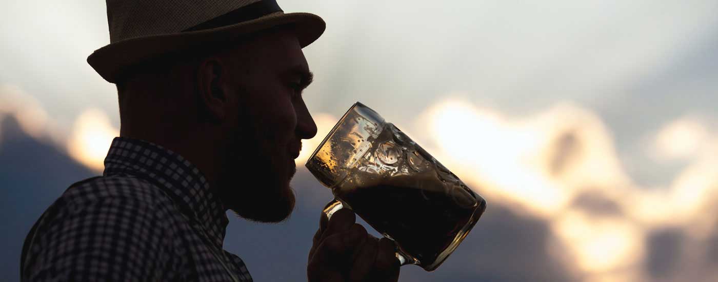 Josefitag - Der Josef genießt an seinem Ehrentag eine Maß Bier