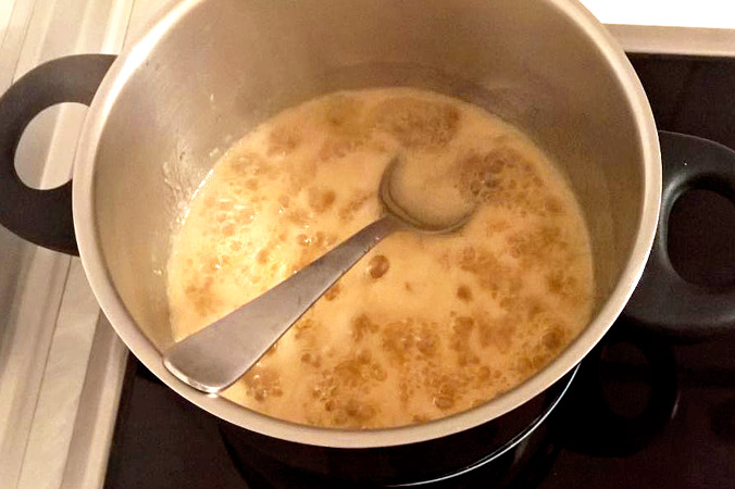 Müsliriegel selber machen: Honig-Butter-Gemisch aufkochen