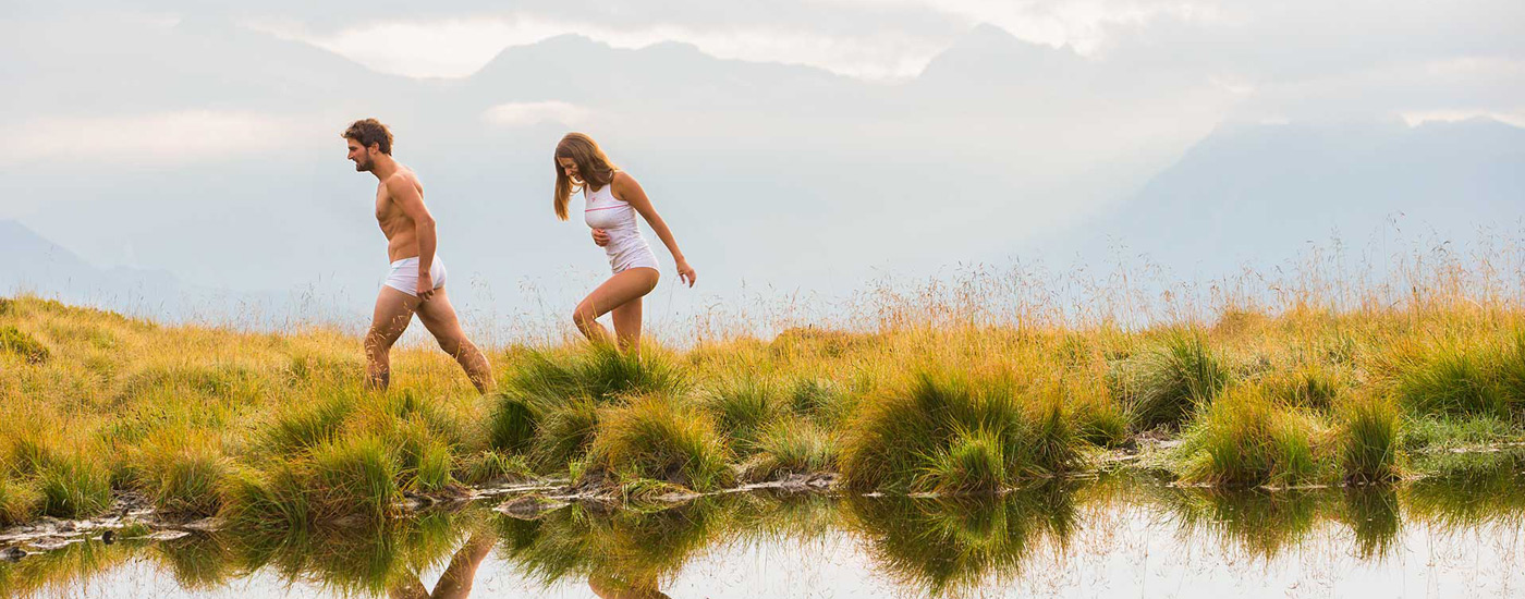 Die Unterwäsche-Kollektion von Angela Thiel und Renate Wohlfart mischt die Alpenidylle auf Zwei Models in Unterwäsche von „Ein schöner Fleck Erde“ vor Alpenpanorama