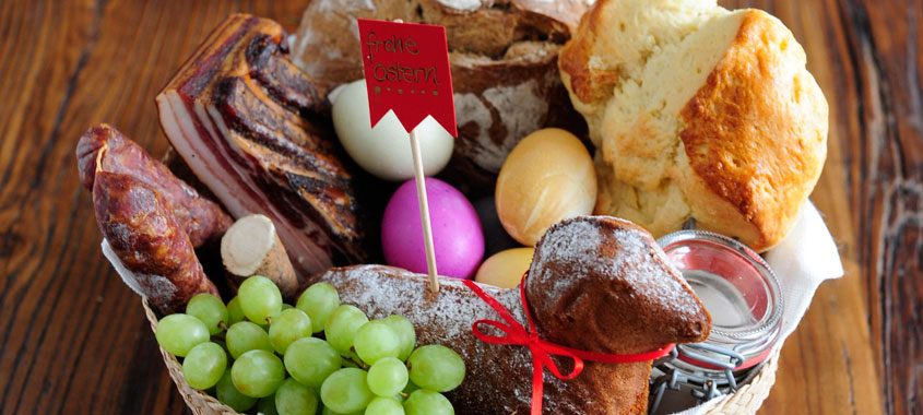 Traditionell wird das Weihekörbchen mit dem Osterlamm, Brot, Salz, Eiern, Speck und Kren gefüllt Osterbräuche im Alpenland – Speisenweihe