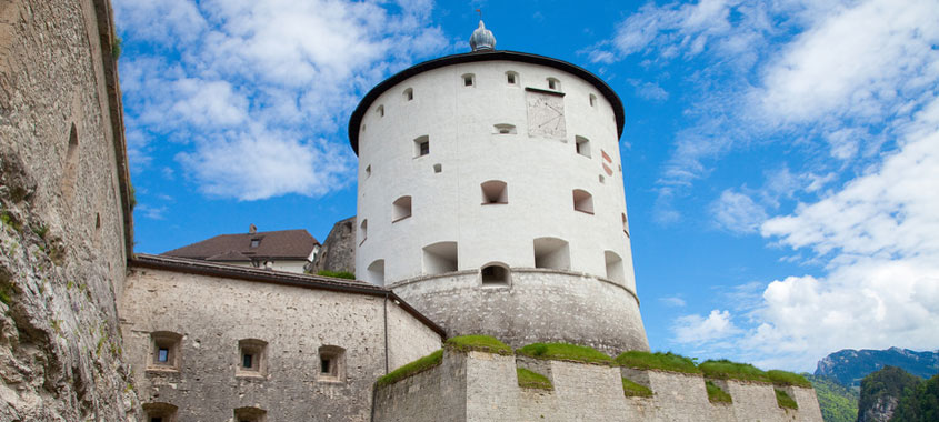 Auf der Festung Kufstein sind im Kräutergarten Eier versteckt Ostereiersuche Festung Kufstein