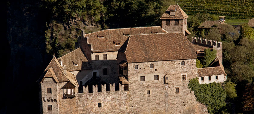 Auf Schloss Runkelstein geht es an Ostern mittelalterlich zu Ostereiersuche Schloss Runkelstein