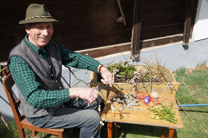 Palmbuschen binden – Klement Knapp beim Palmbuschen binden