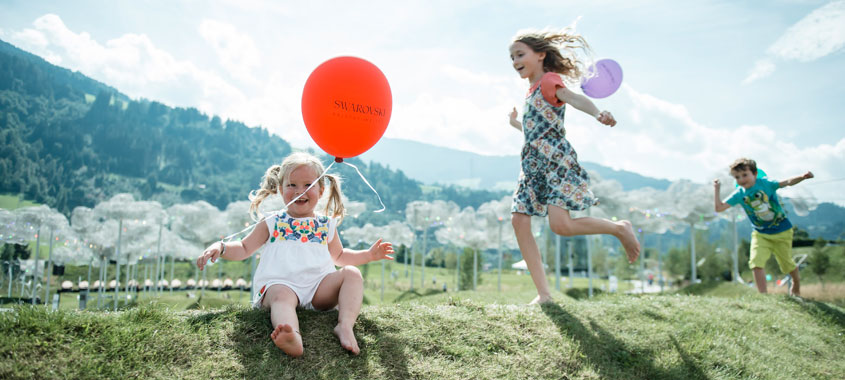 Zwei Kinder spielen mit Luftballons in den Swarovski Kristallwelten