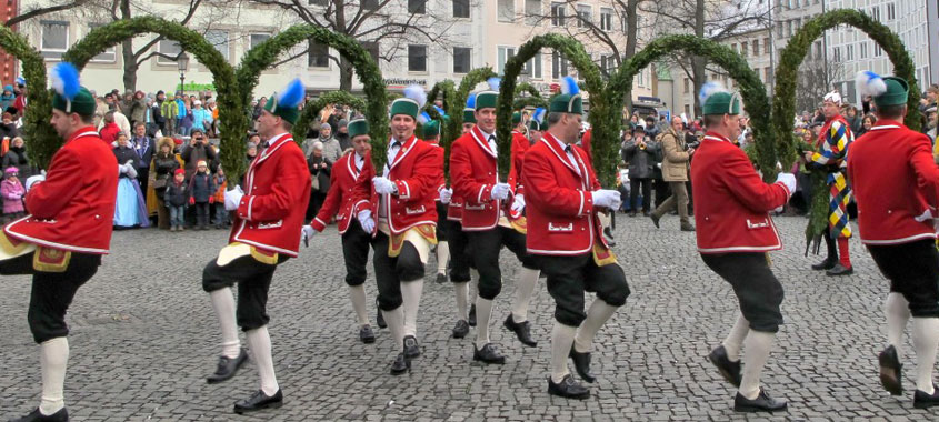 Januarbräuche - Schäffler tanzen in ihren traditionell roten Trachten