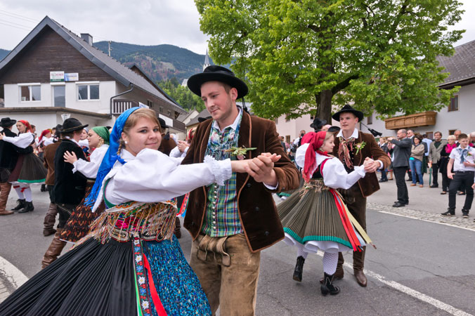 Ein tanzendes Paar in Gailtaler Tracht