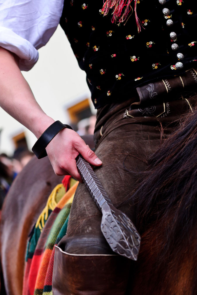 Mann auf Pferd mit einer schweren Eisenkeule in der Hand