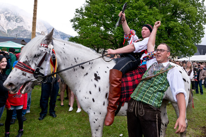 Die beiden Gewinner des Kufenstechens jubeln