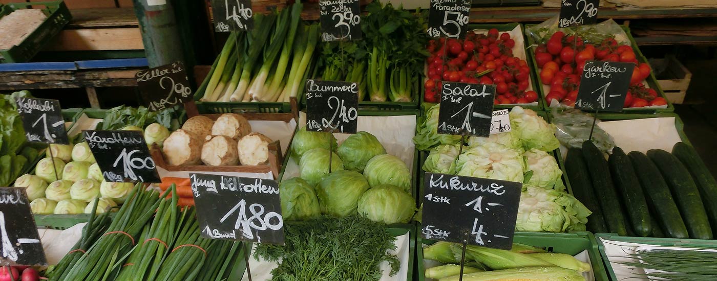 Wir verraten Ihnen, was sich hinter Kukuruz, Zeller und Bummerl versteckt! Küchenlexikon Österreich: Gemüsestand auf dem Naschmarkt in Wien