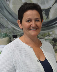 Salbenexpertin Theresia Harrer gibt uns einen Einblick in die Pechsalbenproduktion Theresia Harrer