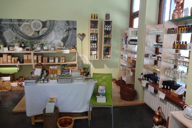 In den TEH Naturwerken in Unken werden zahlreiche Produkte aus Kräutern verkauft Pinzgauer Heilwissen – Naturwerke in Unken