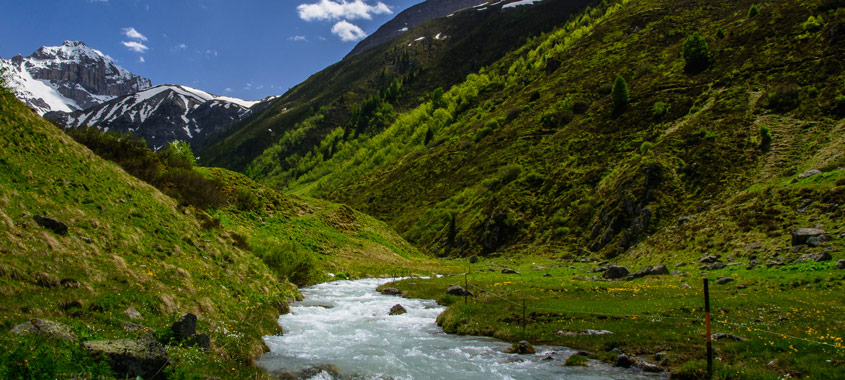 Blasenfrei Wandern: Gebirgsbach in den Bergen