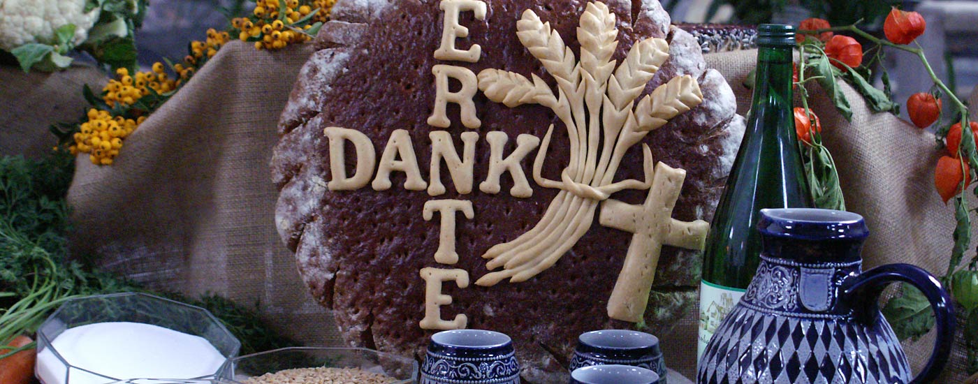 Erntedank: Das Fest der Dankbarkeit! Erntedank – geschmückter Altar in der Kirche