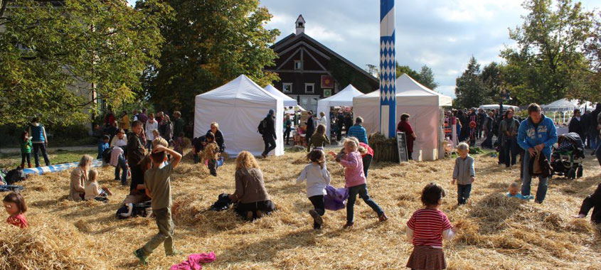 Erntedankfest in den Hermannsdorfer Landwerkstätten in Glonn: Kinder spielen im Heu