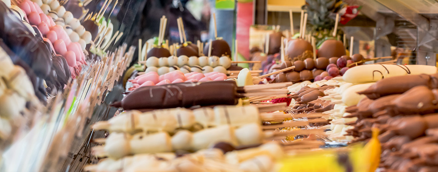 Wiesn Schmankerl: Schokofrüchte in einer Vitrine