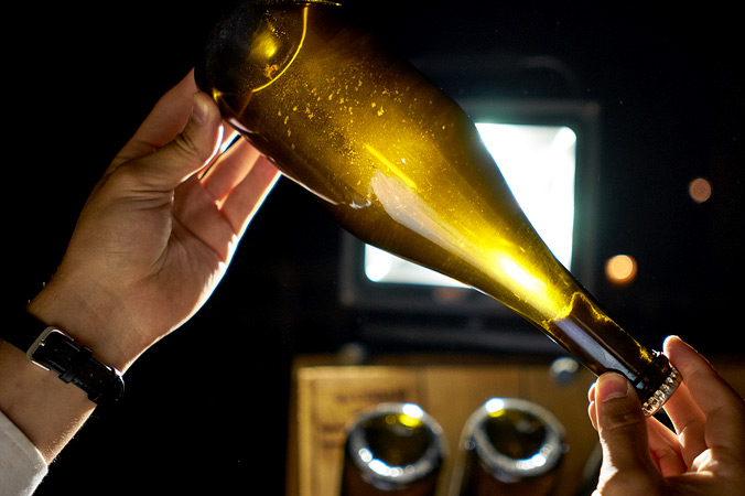 Täglich werden die Bierflaschen gerüttelt, damit sich die Champagnerhefe absetzen kann
