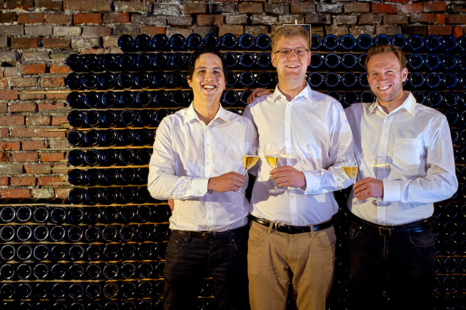 Die drei „Cerevisium“-Hersteller von einem Stapel Bierflaschen Donatus Duran Perez, Stefan Hör und Daniel Martin brauen das Champagnerbier
