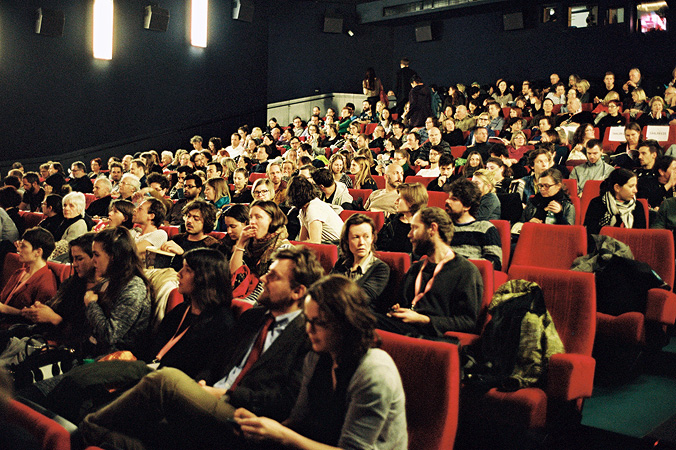 Gefüllter Kinosaal kurz vor Vorstellungsbeginn beim Grazer Filmfestival Diagonale Veranstaltungstipps März: Das Filmfestival "Diagonale" in Graz